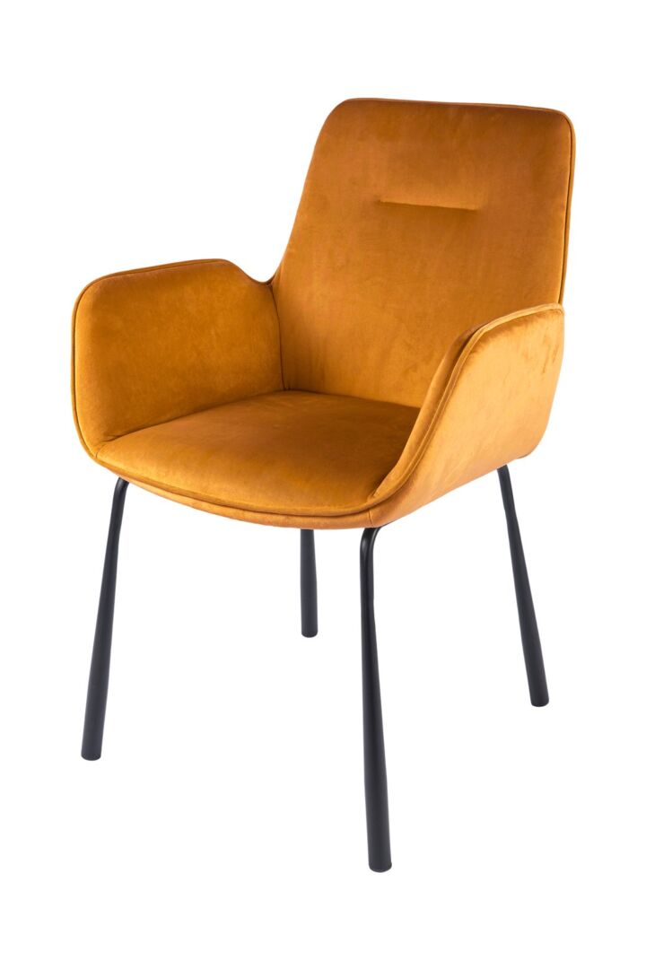 Stoel Eliot 100 Zand | Nieuwe Sfeer: Gouden velvet stoel met armleuningen en zwarte metalen poten.