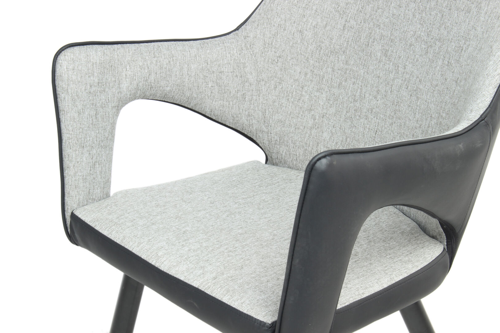 Stoel Palina 100 Grijs Stof: Grijze stoffen stoel met zwarte armleuningen.