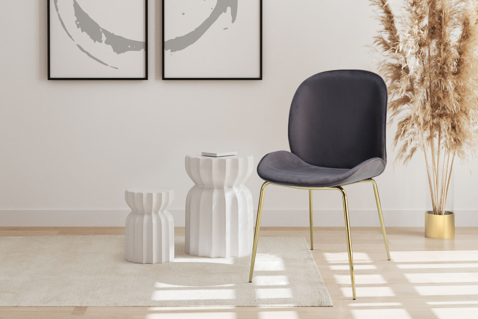 Stoel Charlize Grijs Messing: grijze stoel met gouden poten uit de Nieuwe Sfeer set van 2.