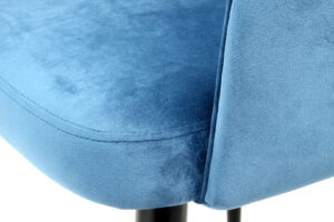 Stoel Joris 100 Blauw: Detailopname blauwe velvet stoelzitting en rugleuning.