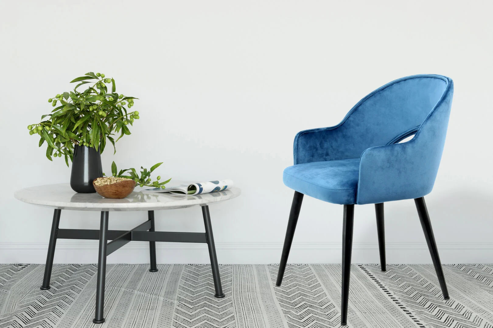Stoel Joris 100 Blauw: Blauwe velvet stoel van Nieuwe Sfeer naast een ronde marmeren tafel
