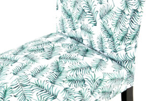 Stoel Indira Bloem Design: Stoel met groene bladprint tegen een witte achtergrond voor een frisse sfeer.