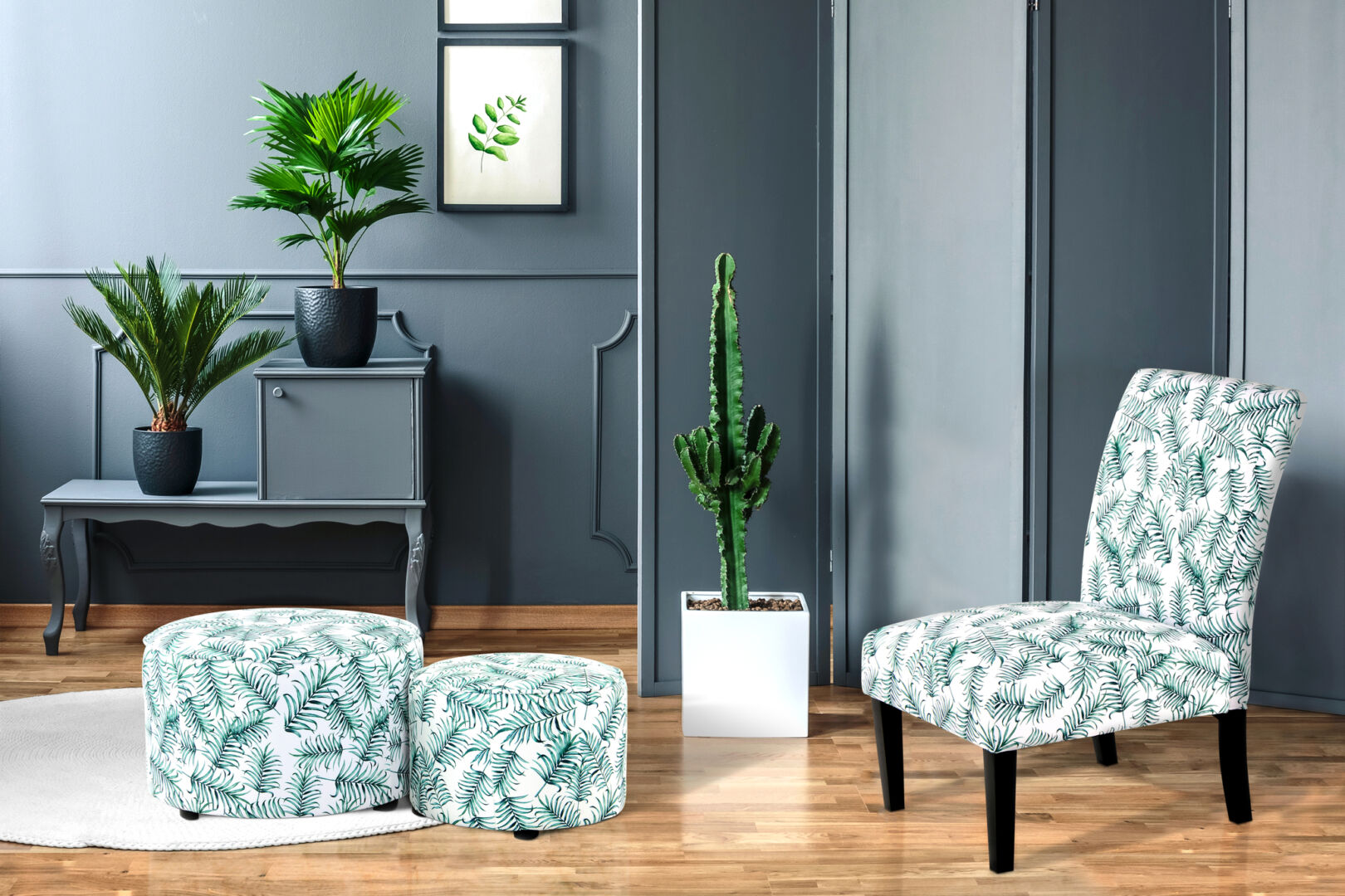Stoel Indira Bloem Design | Nieuwe Sfeer: Stoel met groen-wit bladmotief en cactus in witte pot.