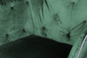 Stoel Eann 100 Groen: Details van de groene velvet stoel met gecapitonneerde rugleuning.