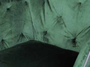 Stoel Eann 100 Groen: Details van de groene velvet stoel met gecapitonneerde rugleuning.