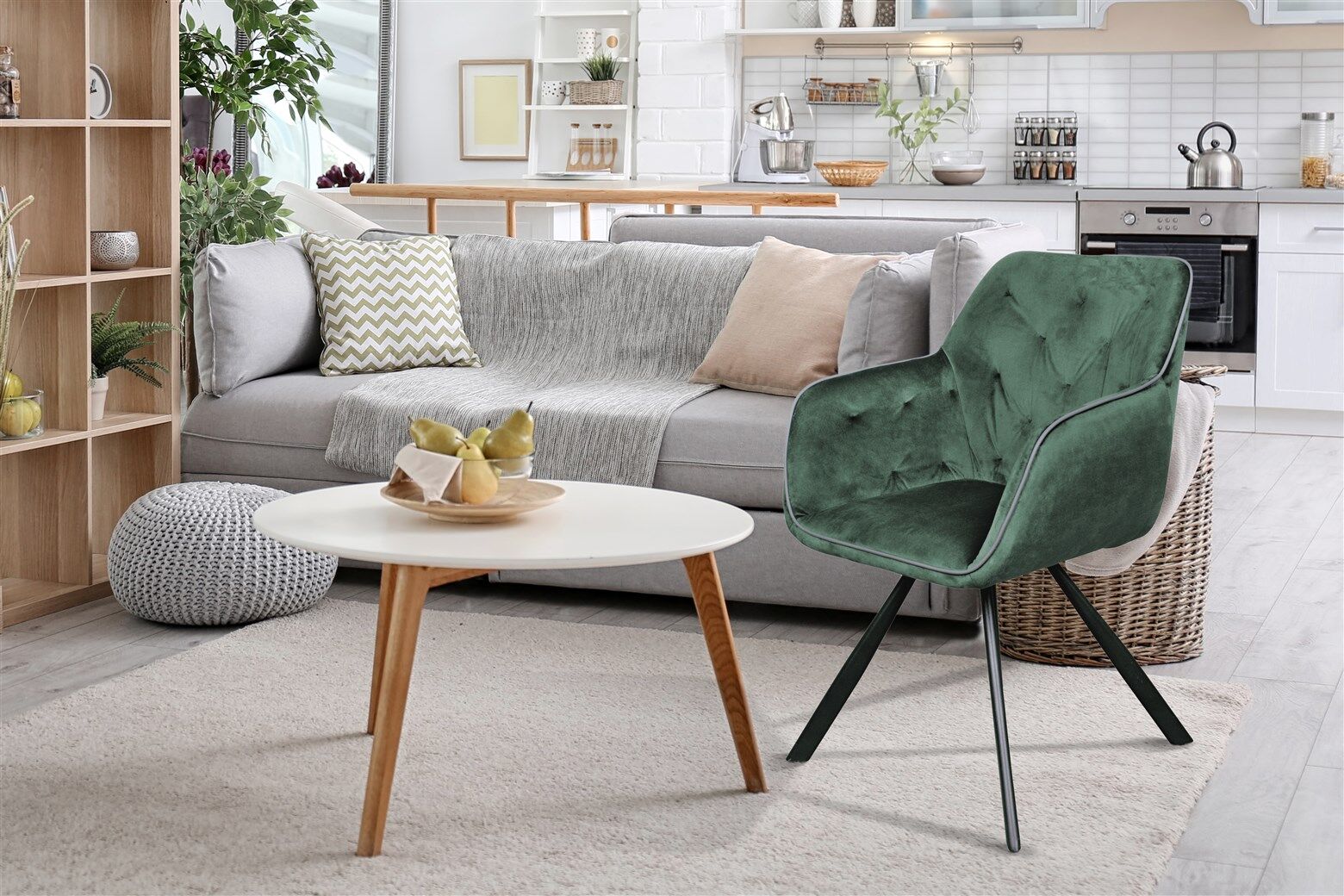 Stoel Eann 100 Groen: Groene velvet stoel in een sfeervolle woonkamer setting.