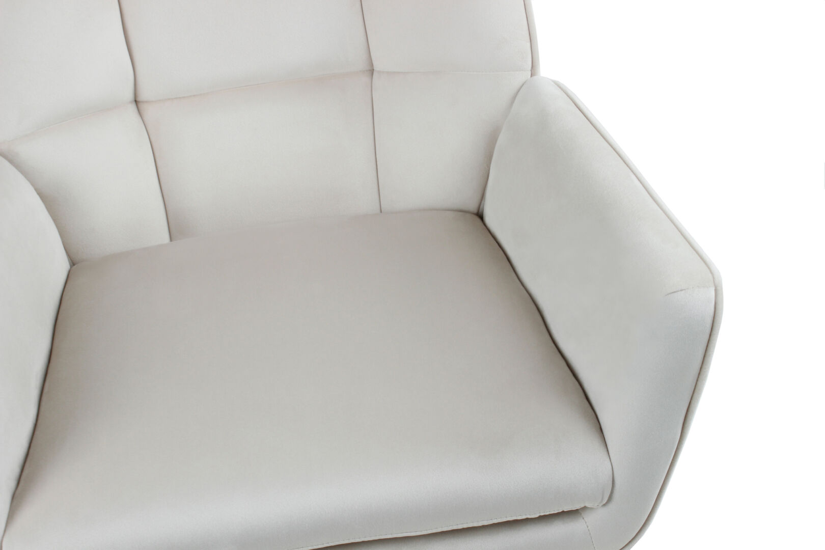 Schommelstoel Bryana 100 Beige: Close-up van een comfortabele beige fauteuil met getufte rugleuning.