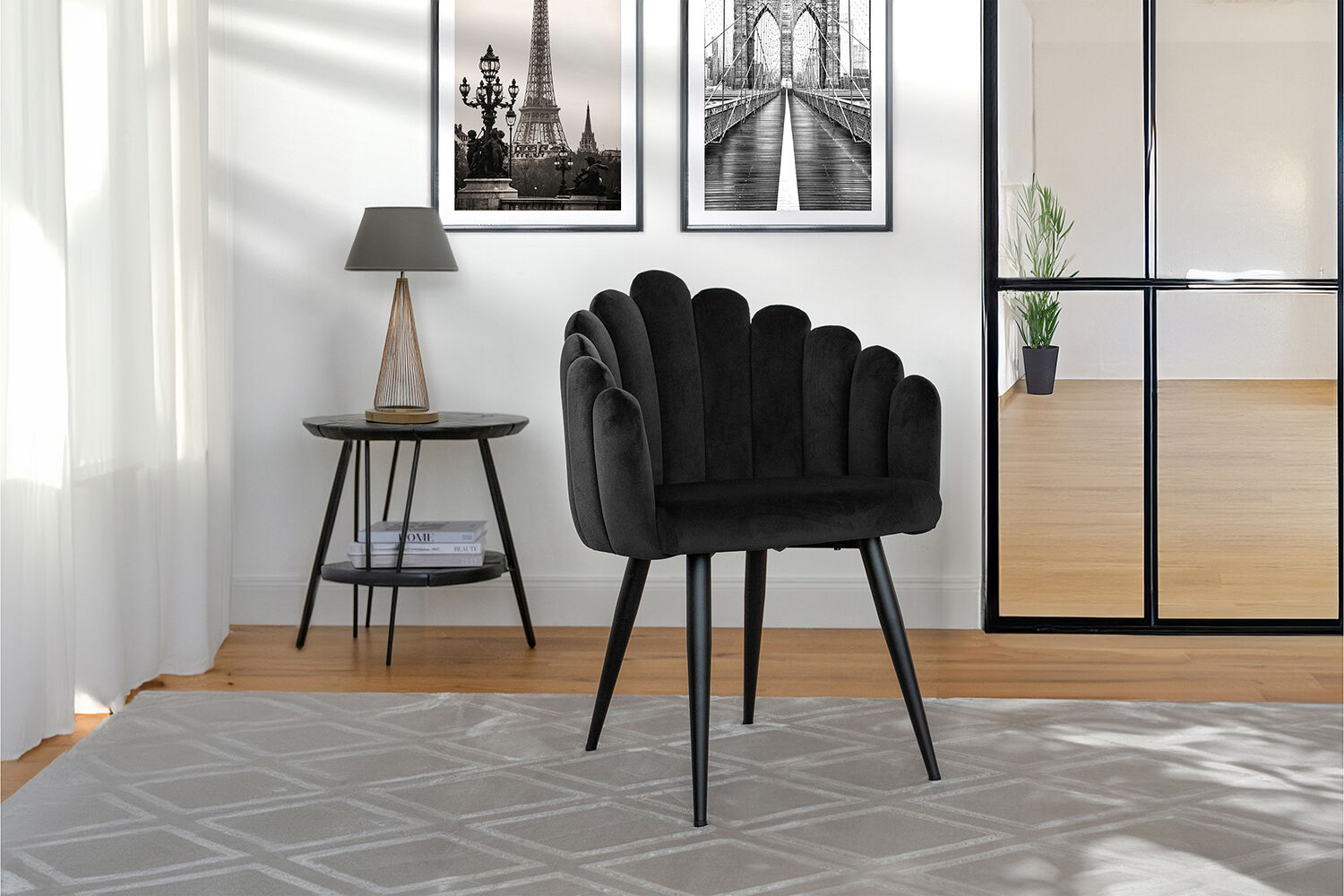 Stoel Jeane 600 Zwart Fluweel: Zwarte velvet stoel van Nieuwe Sfeer met opvallend schelpvormig ontwerp.