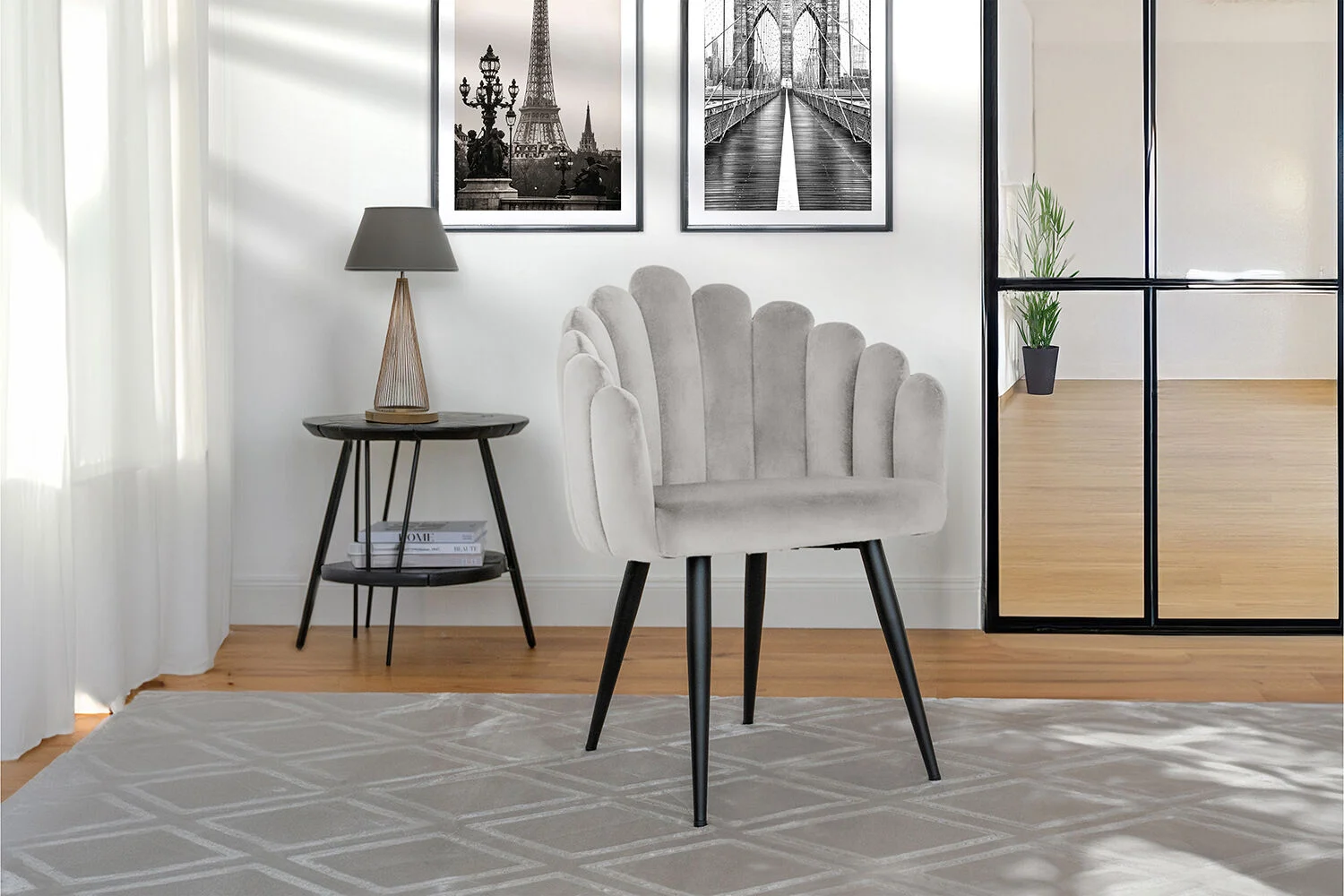 Eetkamerstoel Jeane Grijs | Nieuwe Sfeer: Stijlvolle grijze eetkamerstoel met uniek schelpvormig ontwerp en zwarte poten.