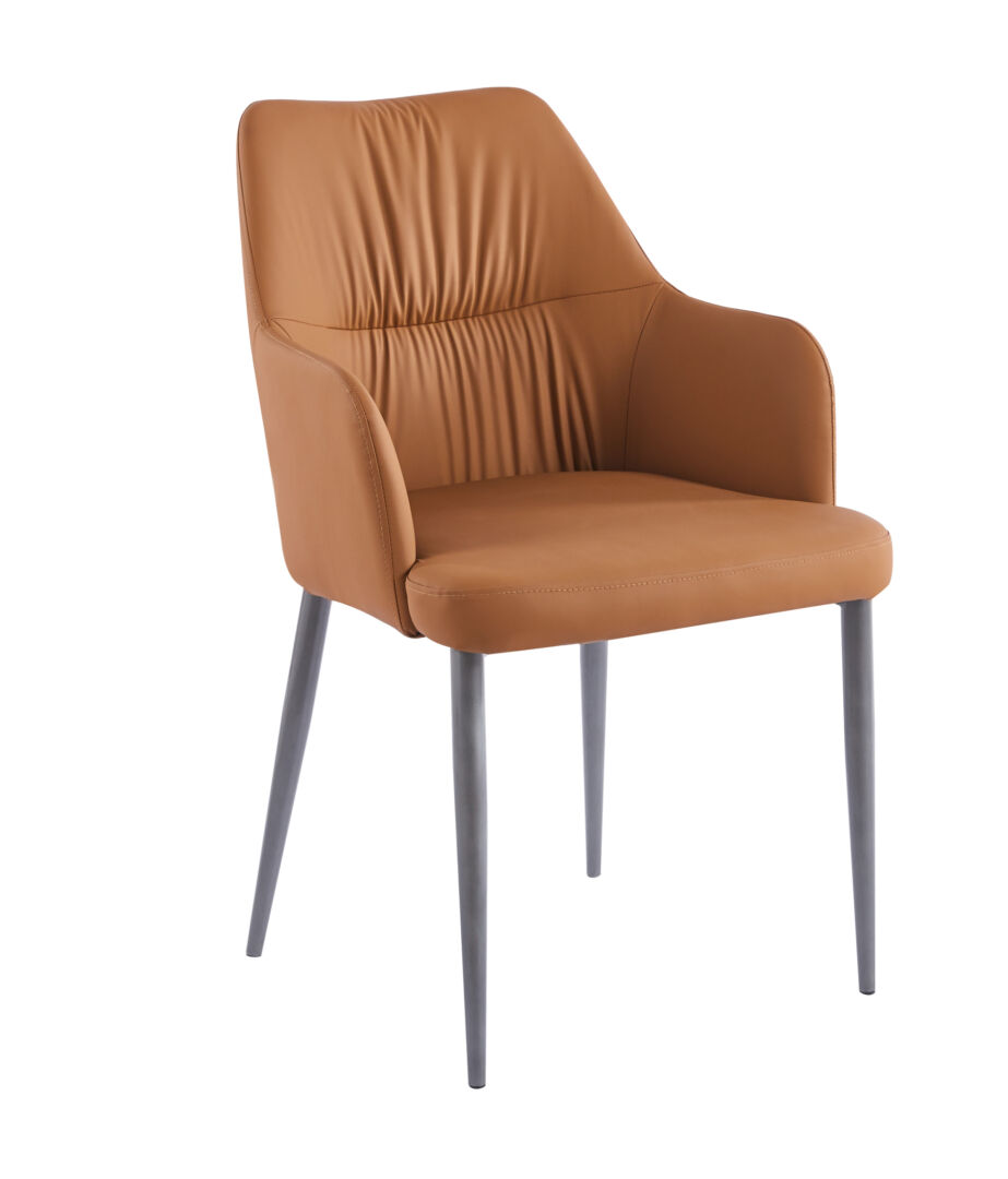 Stoel Merit 100 Camel set van 2: bruine design stoel met armleuningen en metalen poten.