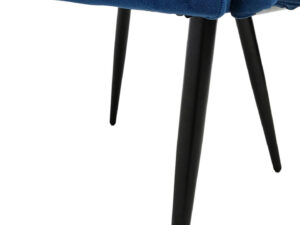 Stoel Grace 100 Blauw: detailopname blauwe velvet stoel met zwarte poten uit de set van 2 van Nieuwe Sfeer.