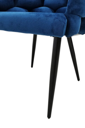 Stoel Grace 100 Blauw: detailopname blauwe velvet stoel met zwarte poten uit de set van 2 van Nieuwe Sfeer.