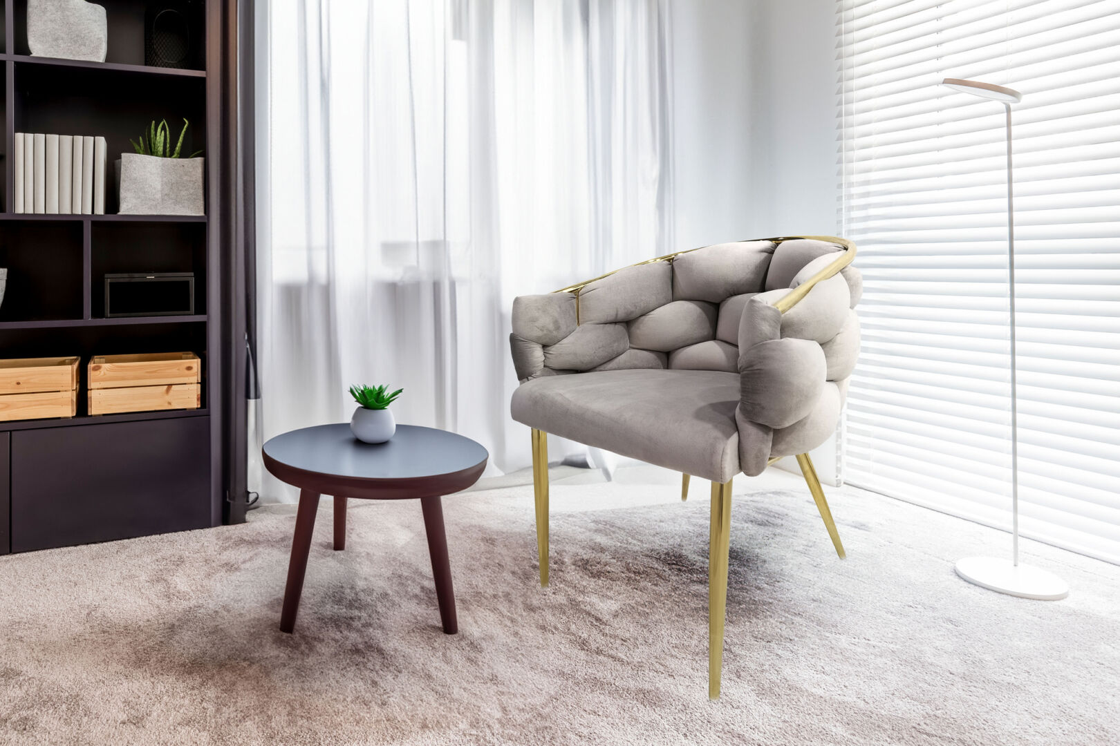 Stoel Grace 100 Taupe Goud Fluweel van Nieuwe Sfeer: moderne taupe stoel met gouden poten in interieur.