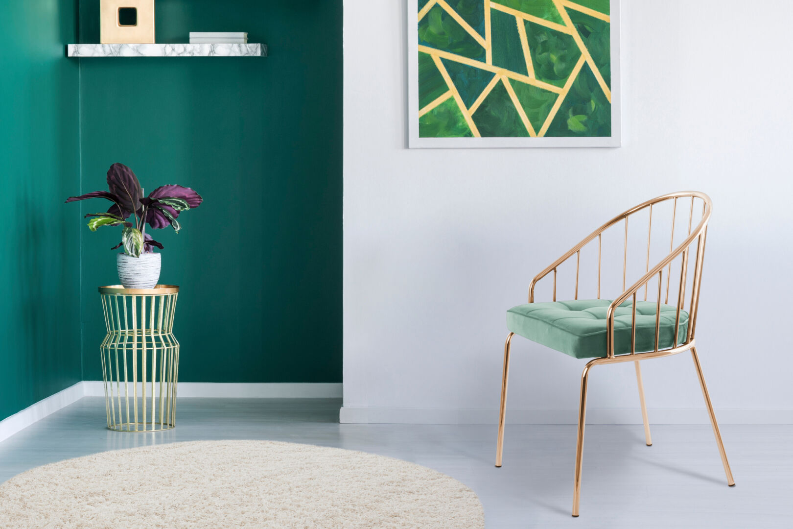 Stoel Palma 100 Donker Turquoise Rosé | Nieuwe Sfeer: Turquoise stoel met rosé gouden frame tegen een groene muur.