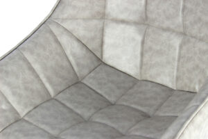 Stoel Demi Grijs Zwart: Detailopname van de grijze, gewatteerde zitting en rugleuning.