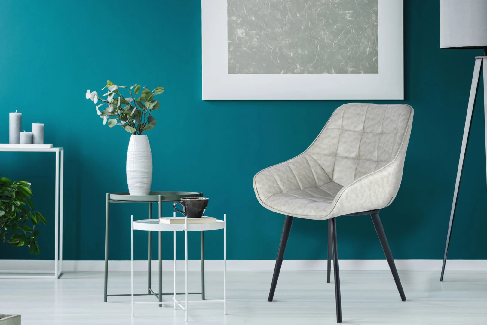 Stoel Demi Grijs Zwart Set van 2: Grijze design stoel met zwarte poten tegen een blauwe wand.
