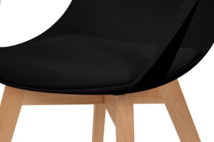 Stoel Chandra Zwart: detailopname van de zwarte zitting en lichte houten poten, Nieuwe Sfeer