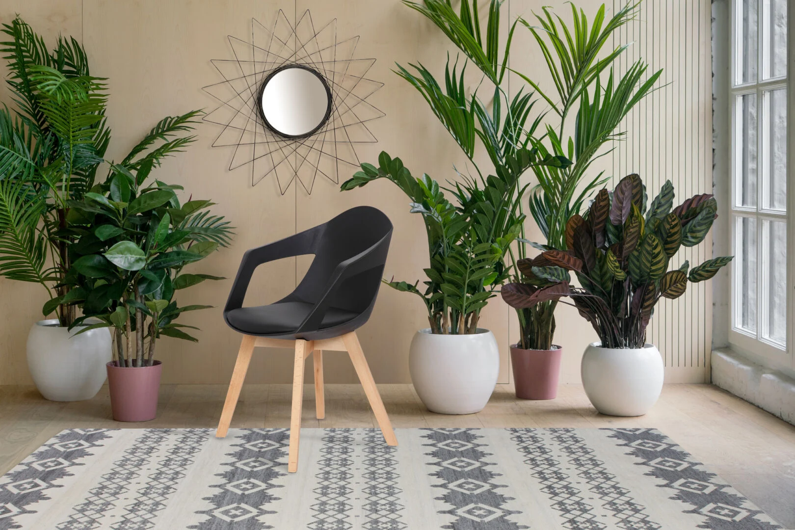 Stoel Chandra Zwart Set van 2 | Nieuwe Sfeer: Zwarte stoel met houten poten in een sfeervolle kamer.