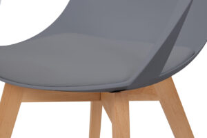 Stoel Chandra Grijs: close-up van de grijze zitting en houten poten van deze moderne stoel.