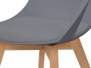 Stoel Chandra Grijs: close-up van de grijze zitting en houten poten van deze moderne stoel.