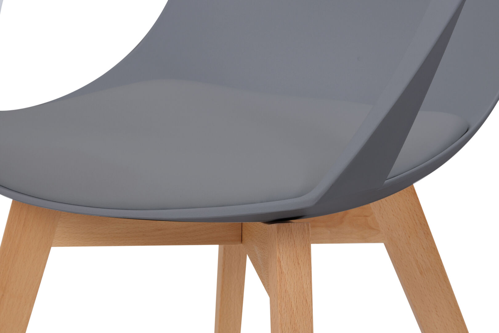 Stoel Chandra Grijs: close-up van de grijze zitting en houten poten van deze moderne stoel.