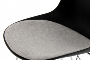 Stoel Emily Zwart Grijs: Detailopname van de zitting van een zwarte en grijze stoel van Nieuwe Sfeer.