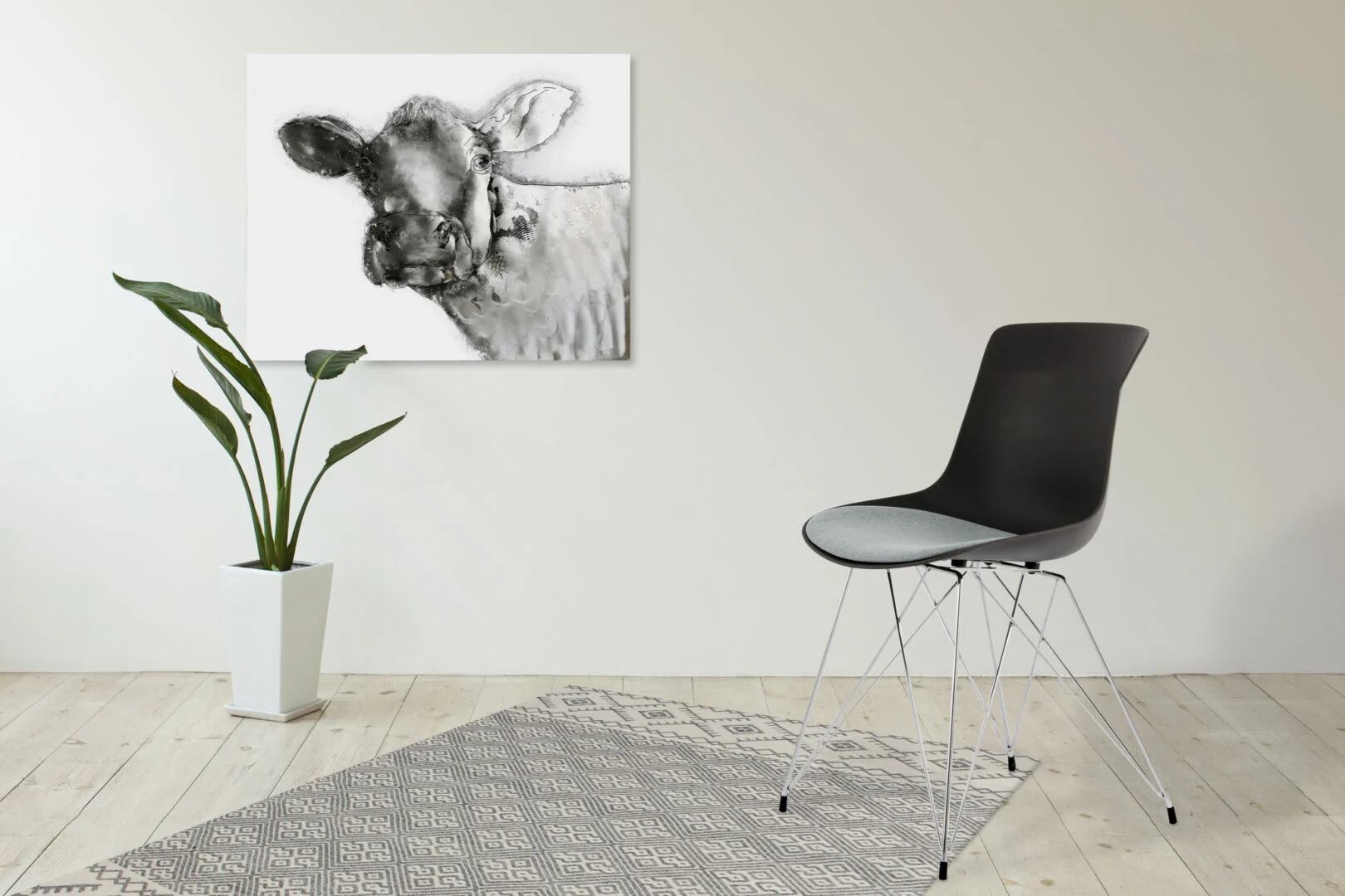 Stoel Emily Zwart Grijs Set van 2 van Nieuwe Sfeer in kamer met koe schilderij en plant.