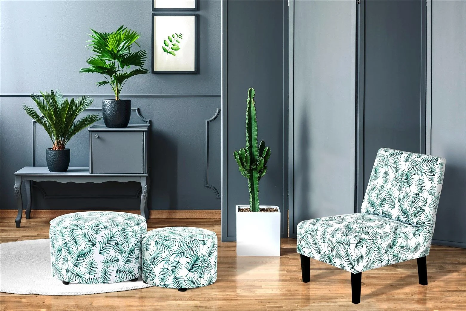 Stoel Indira Bos Groen van Nieuwe Sfeer: fauteuil en poefs met groen bladmotief in een stijlvolle interieursetting.