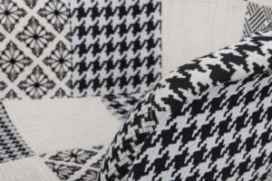 Stoel Dave Zwart Wit Set van 2: detailopname van de stoel met zwart-wit patronen | Nieuwe Sfeer