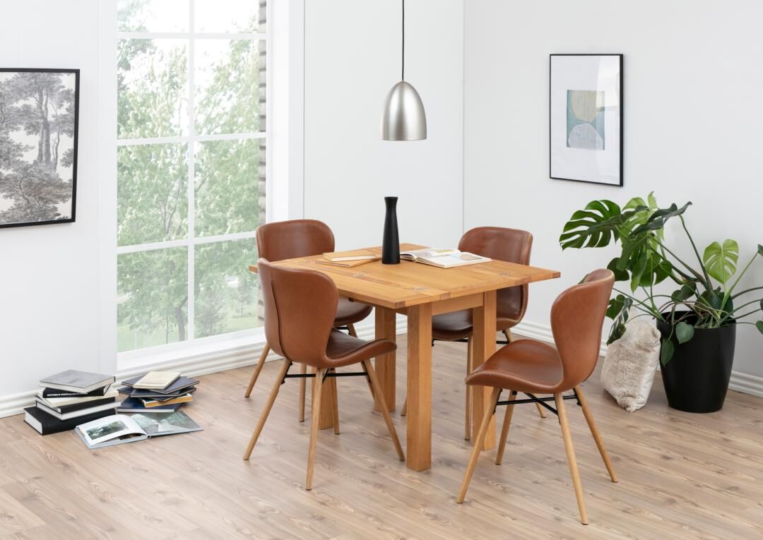Houten eettafel met vier Batilda -A1 eetkamerstoelen (set van 2) in bruin leer.