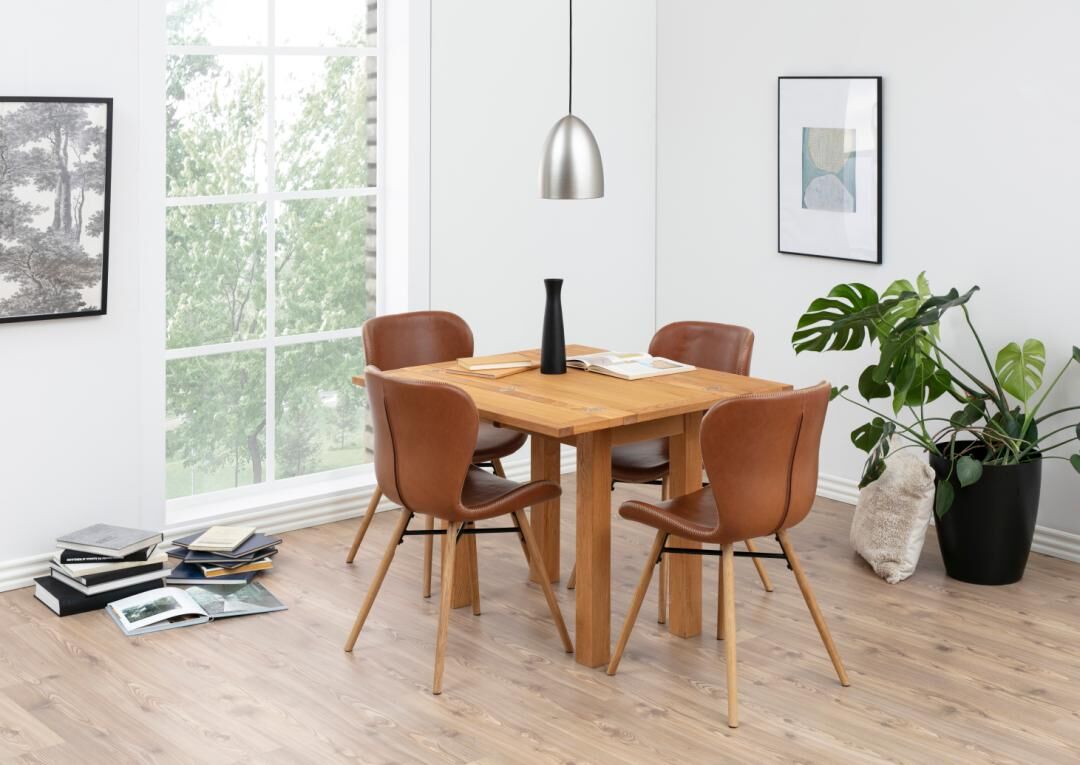 Houten eettafel met vier Batilda -A1 eetkamerstoelen (set van 2) in bruin leer.