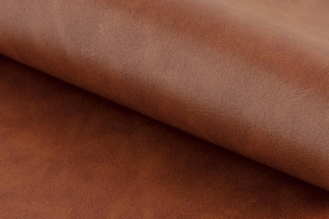 Batilda -A1 eetkamerstoel (set van 2): detailopname bruine, gestructureerde leren bekleding.