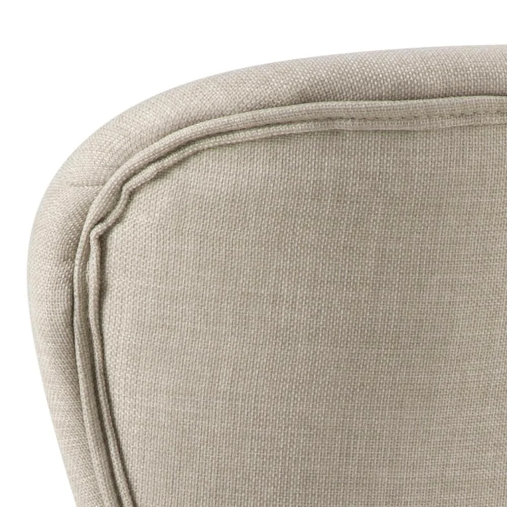 Detailopname Batilda -A1 eetkamerstoel (set van 2): beige bekleding met sierlijke afwerking.