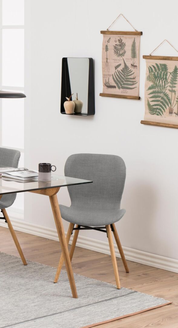 Batilda -A1 eetkamerstoel: Grijze eetkamerstoel (set van 2) bij een glazen eettafel.