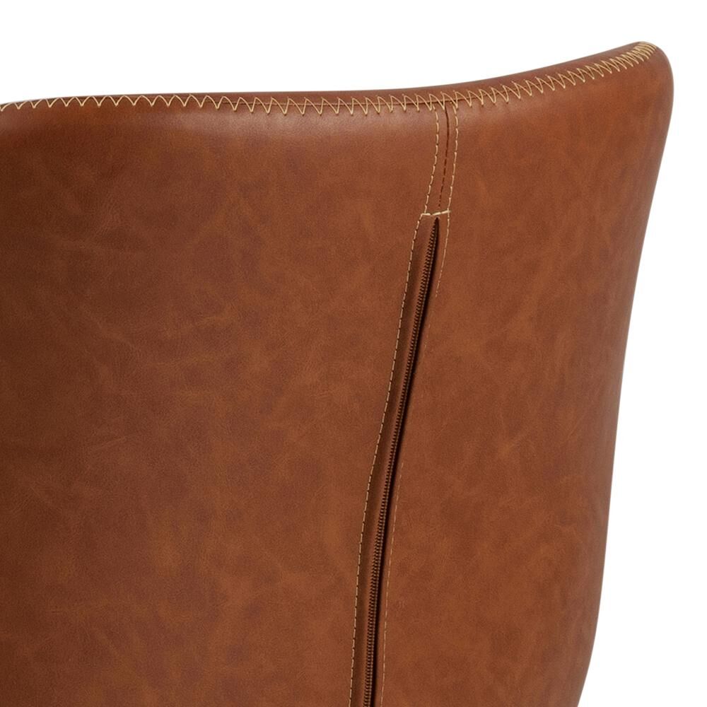 Batilda -A1 eetkamerstoel (set van 2): Detailopname van de bruine leren stoelrug met decoratieve stiksels.