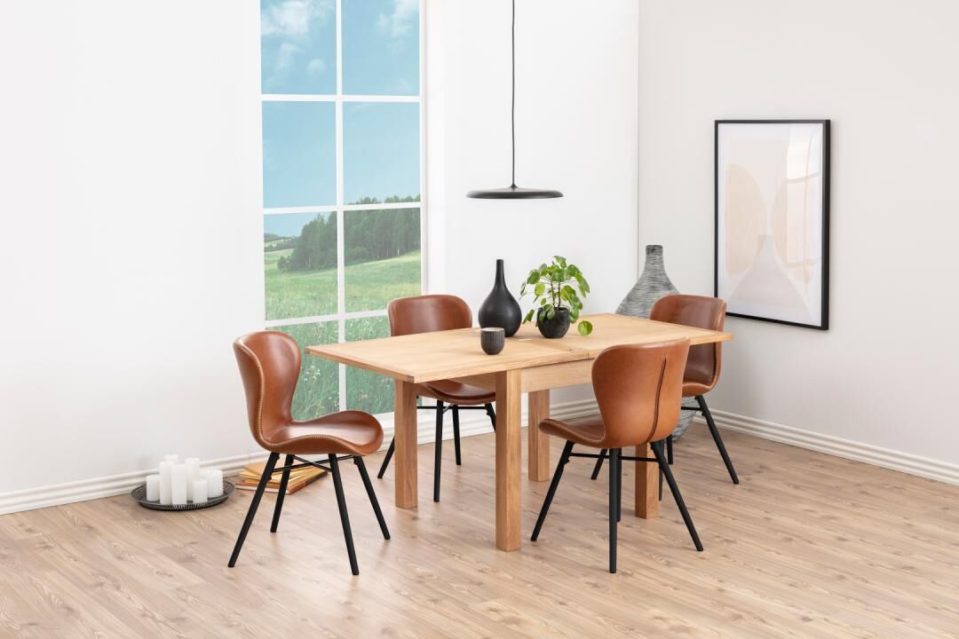 Batilda -A1 eetkamerstoel (set van 2) bij een houten eettafel in een lichte eetkamer.