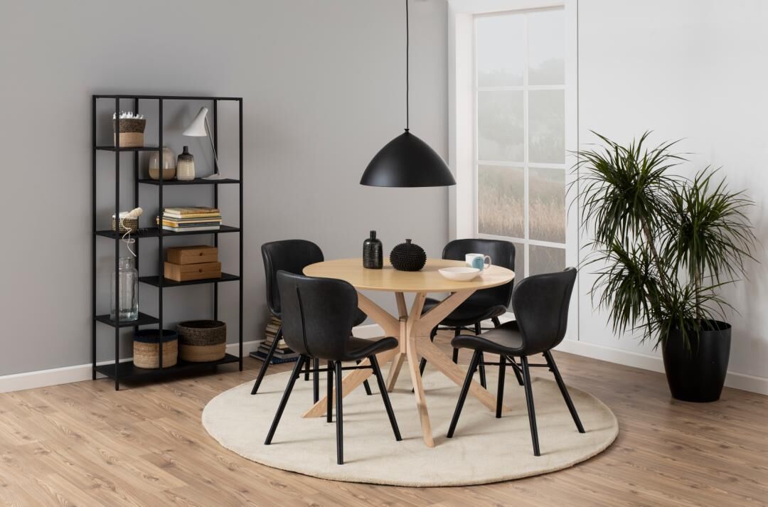 Eetkamer met ronde houten tafel, zwarte Batilda -A1 eetkamerstoelen (set van 2), zwarte lamp en rek.