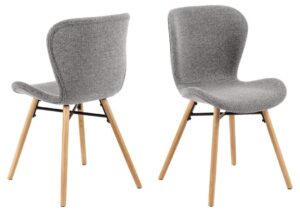 Batilda -A1 eetkamerstoel (set van 2): Grijze stoffen eetkamerstoelen met houten poten.