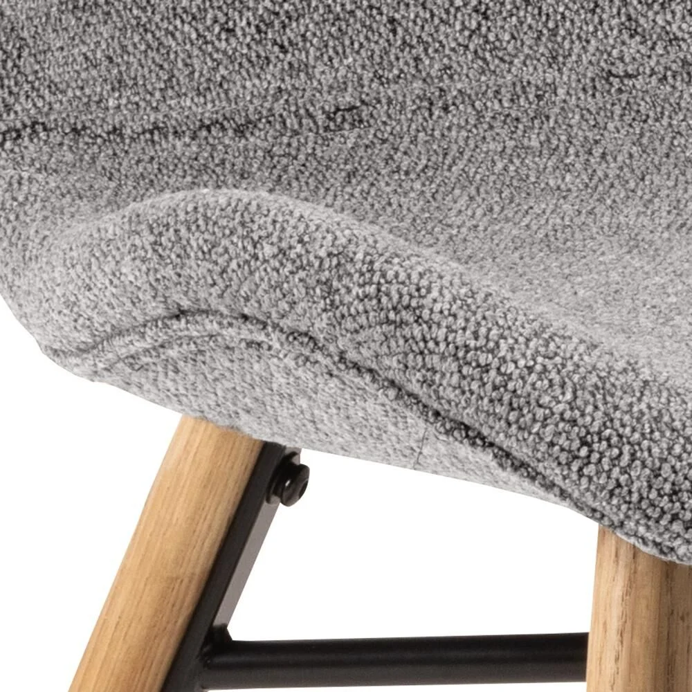 Batilda -A1 eetkamerstoel detail: grijze, gestructureerde zitting met houten poten en zwart metalen frame