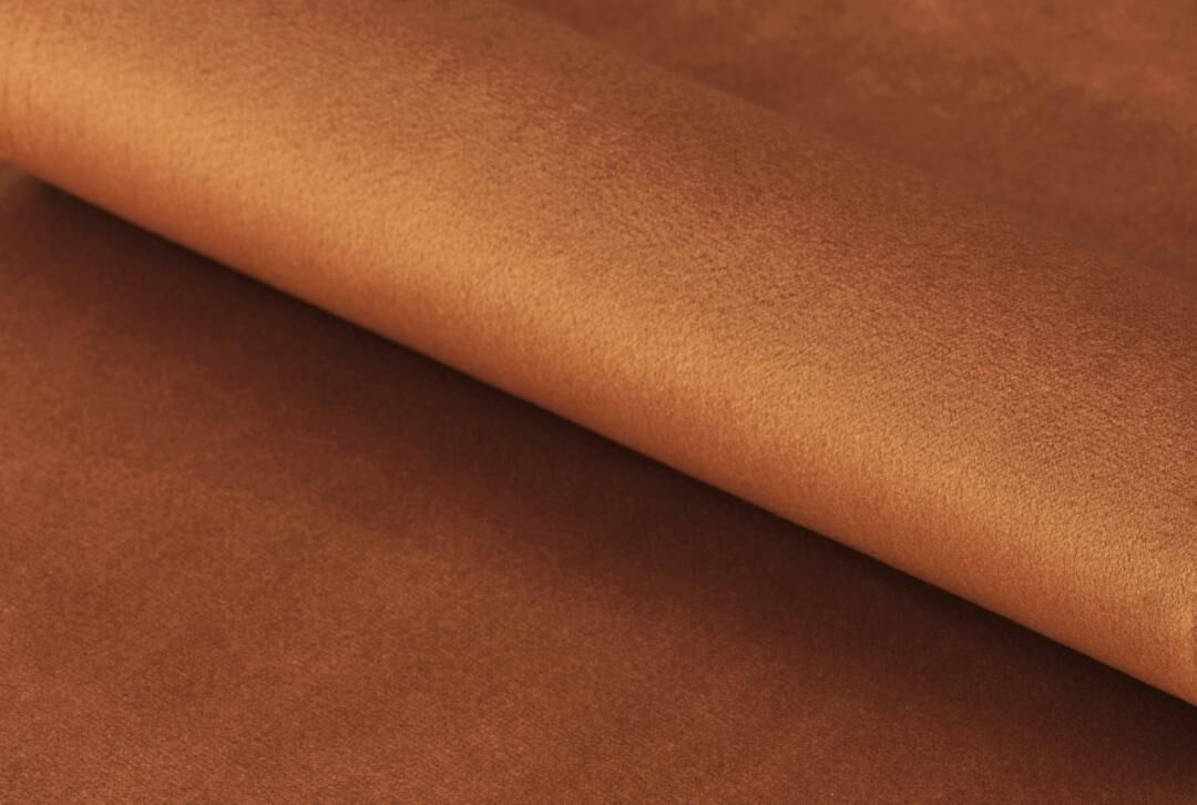 Batilda -A1 eetkamerstoel (set van 2): Detailopname bruine stof met zachte suède-achtige textuur.