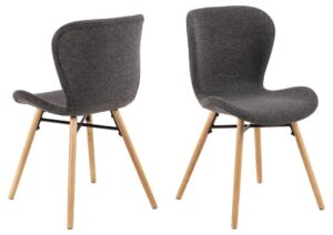 Batilda -A1 eetkamerstoelen (set van 2): Grijze, gestoffeerde eetkamerstoelen met houten poten.