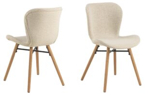 Batilda -A1 eetkamerstoel (set van 2): Lichtbeige stoffen eetkamerstoelen met houten poten.
