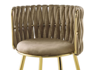 Stoel Milla 100 Beige: luxe stoel met gouden frame en beige velvet zitting en rugleuning.