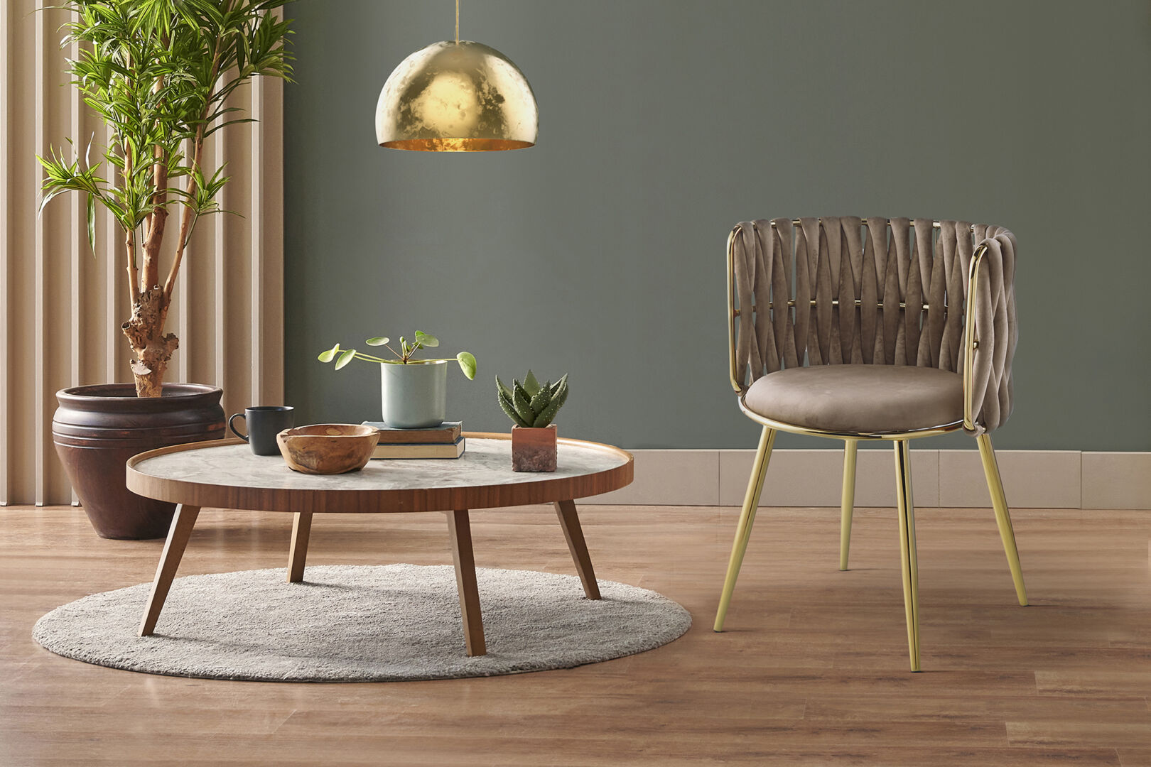 Stoel Milla 100 Beige: Beige geweven stoel in sfeervolle interieursetting met ronde tafel en gouden lamp.
