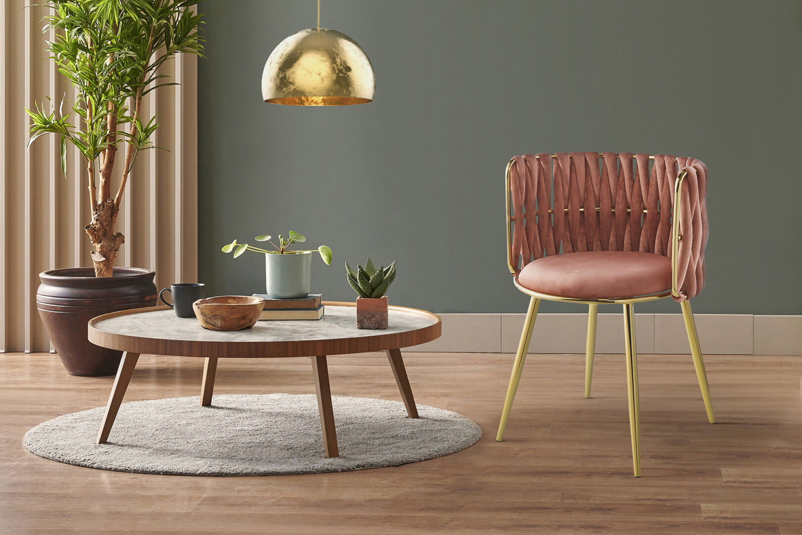 Stoel Milla 100 Oudroze set van 2: roze stoel met gouden poten en geweven rugleuning.