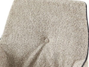 Eetkamerstoel Allie 100 Beige Draaibaar detail: zachte beige stof met knoop.