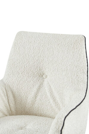 Eetkamerstoel Allie 100 Crème: Detailopname van de draaibare stoel met crèmekleurige stof en zwarte bies.