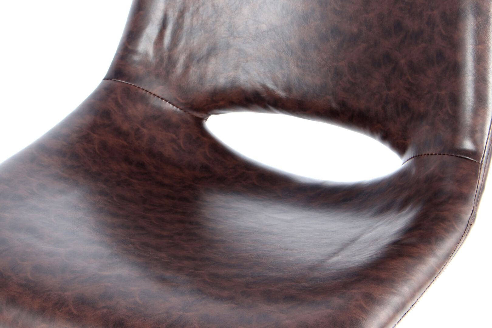 Stoel Josephine Donkerbruin: detailopname van de donkerbruine stoel met gat in de rugleuning.