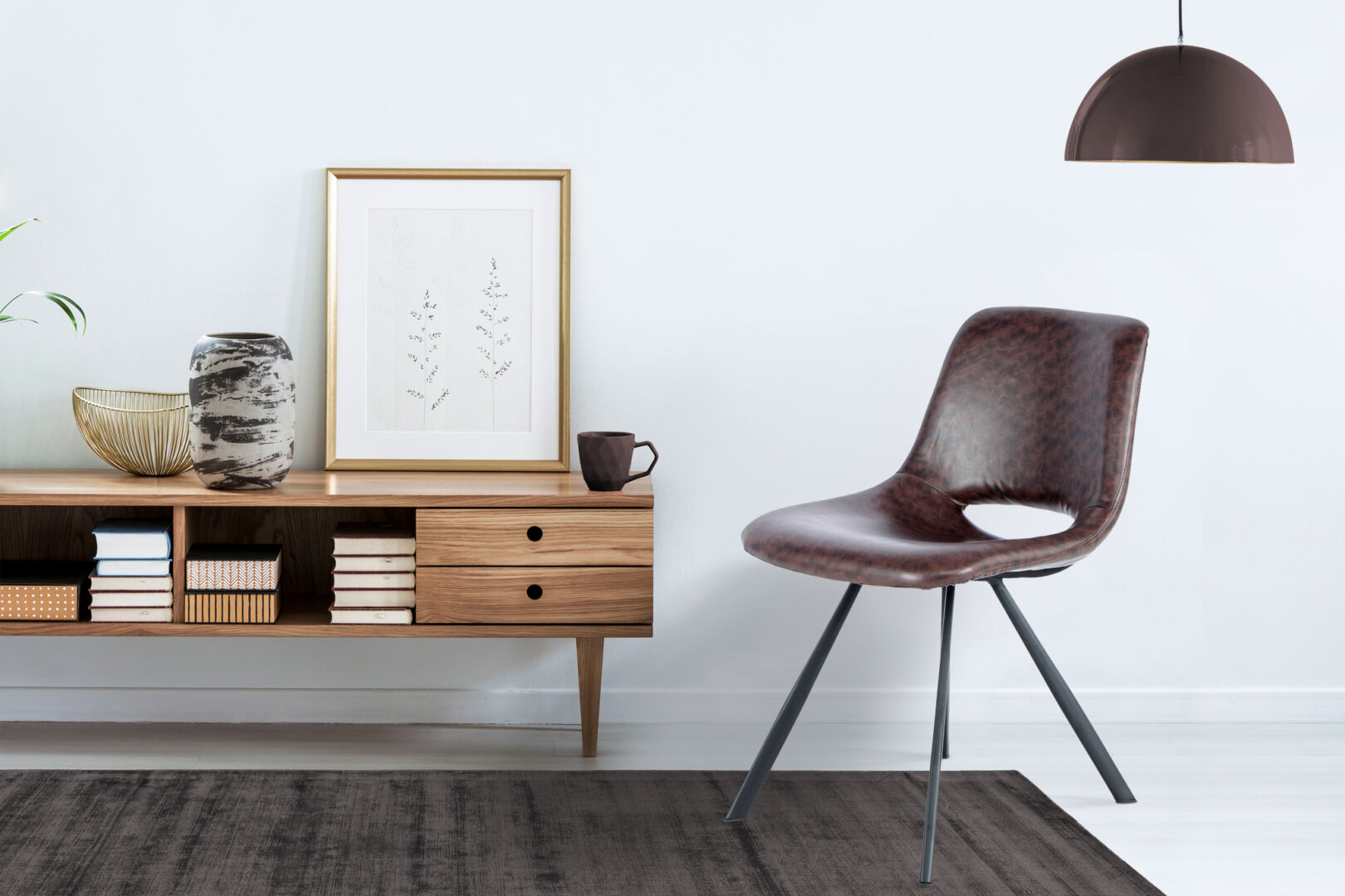 Stoel Josephine Donkerbruin: Bruine leren stoel met metalen poten naast houten kast