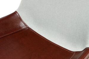 Stoel Evergreen Lichtgrijs Mokka: Detailopname van de lichtgrijze en mokkakleurige stoel met stiksel.